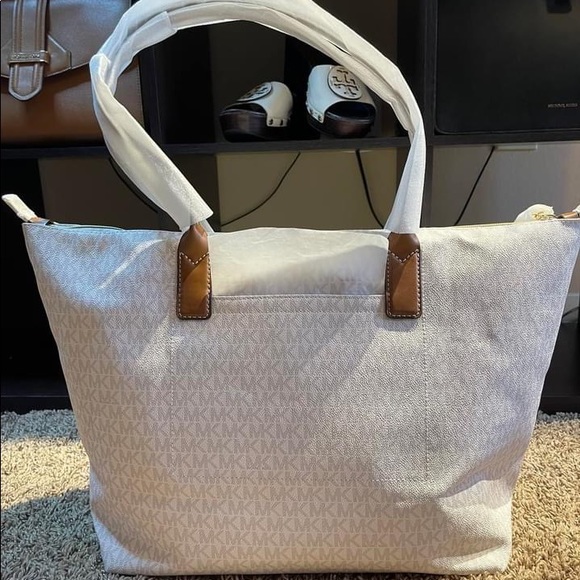 ❌SOLD❌💥💥BRANDNEW WHITE LOGO MK TOTE💥💥 - Picture 5 of 5